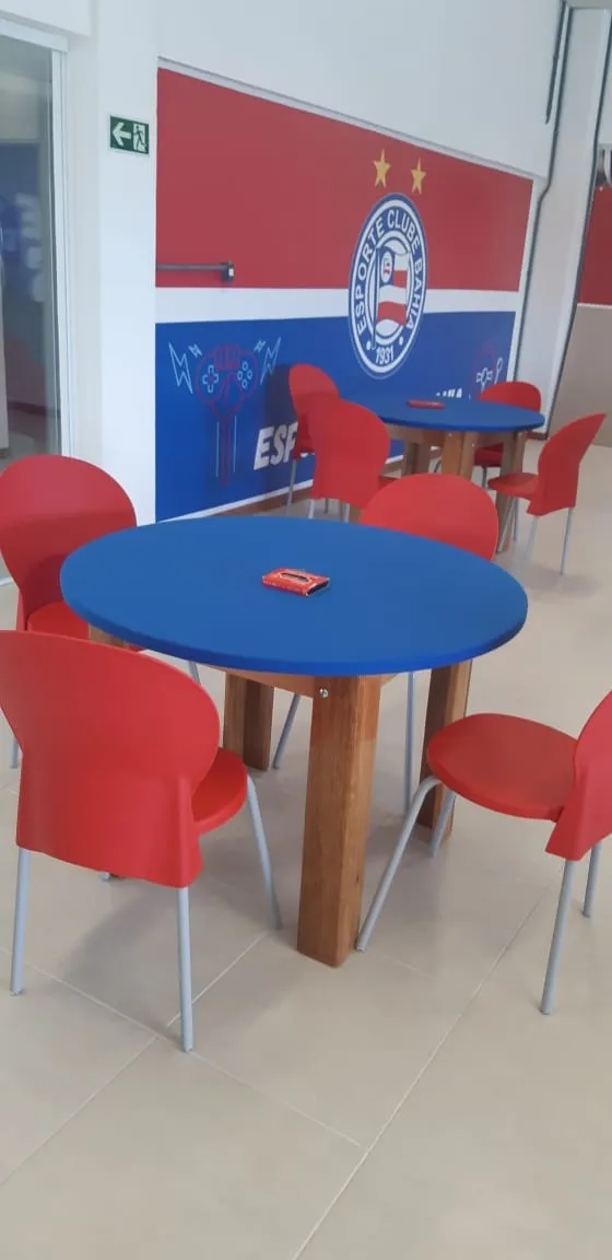 Cadeira Luna em Polipropileno - Assento Vermelho / Estrutura Azul l Frisokar