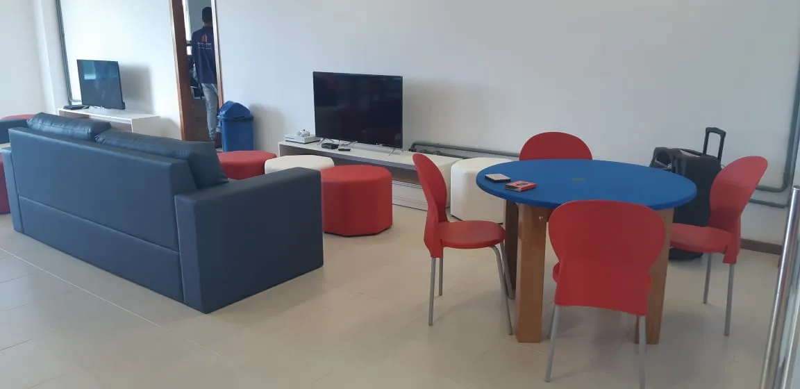 Cadeira Luna em Polipropileno - Assento Vermelho / Estrutura Azul l Frisokar