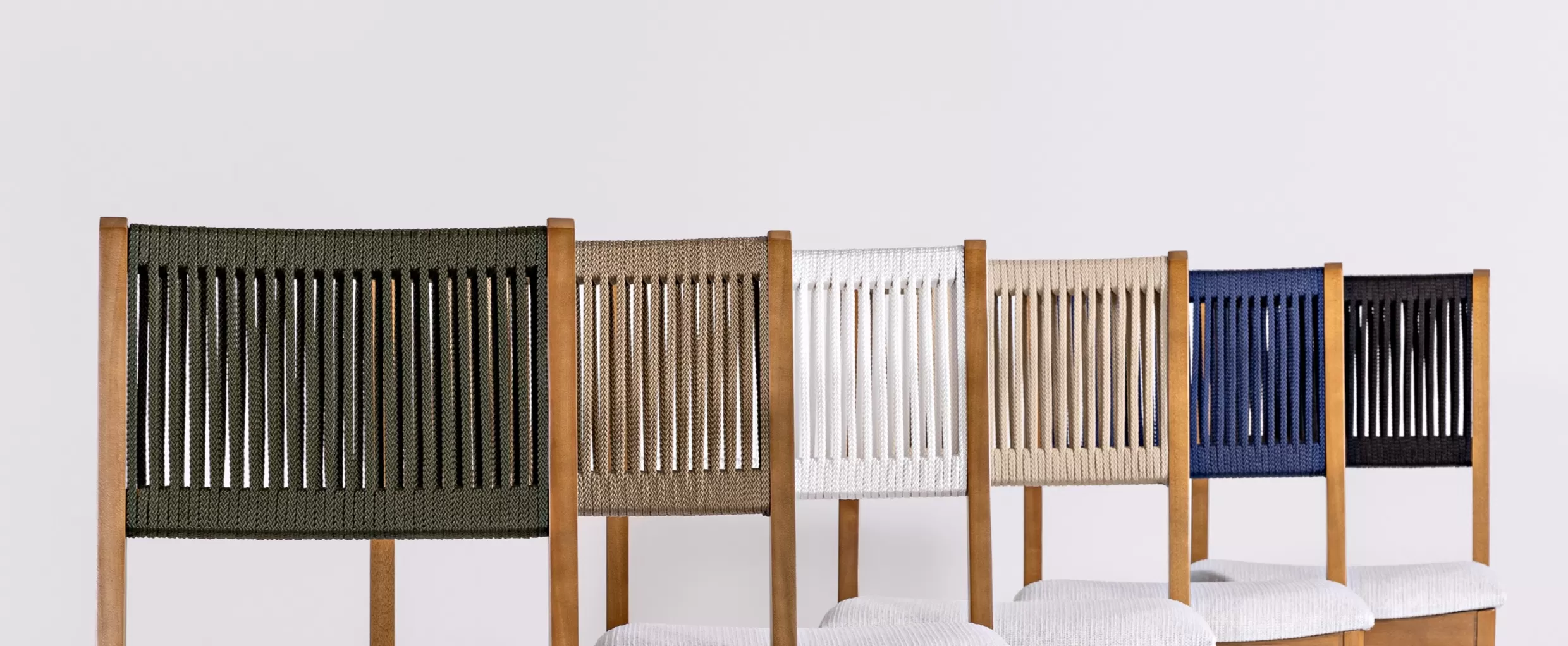 Banqueta TUNE Baixa - Para Área Gourmet, com a Assento Estofado e Encosto em Corda | Acabamento em Verniz - Espaço Casa e Jardim