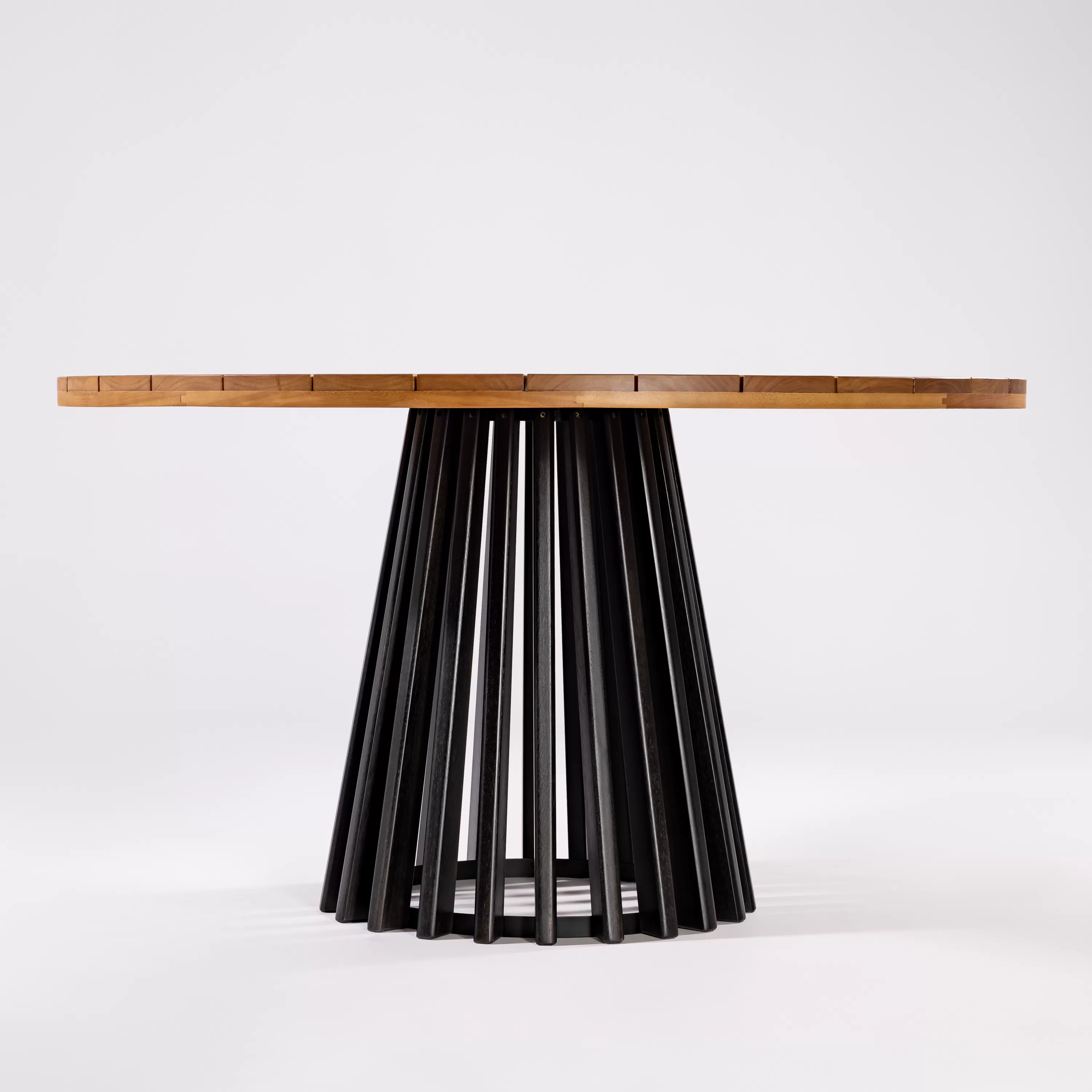 Mesa para Área Gourmet Redonda em Madeira Tune | Acabamento em Verniz - com 1,40 m de diâmetro - Espaço Casa e Jardim